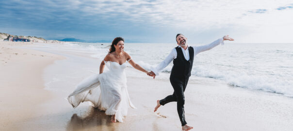Photo de couple en couleur sur les plages des Landes par le photographe à labenne. Stephane Amelinck.