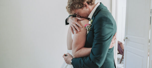 image de tendresse lors d'un mariage, photographie saisie par Stéphane Amelinck Photographe à Vieux Boucau
