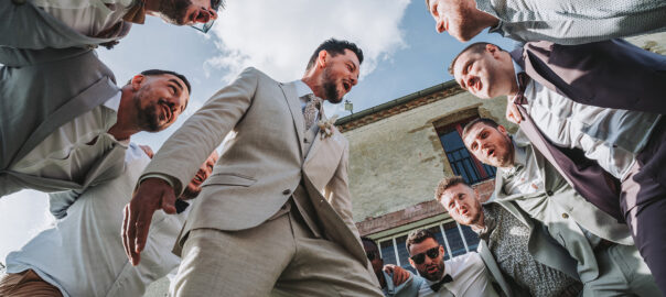Photographie, du Mariée et ses copains lors d'une séance photo, très fun, captée par le photographe à Tosse stéphane Amelinck