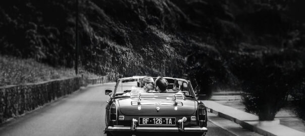 Très belle photo en noir et blanc des mariés dans leur décapotable ce dirigeant vers leurs mariage dans les landes