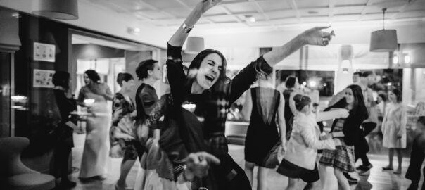 photographie d'une témoin en train de s'éclater lors d'un mariage à Anglet
